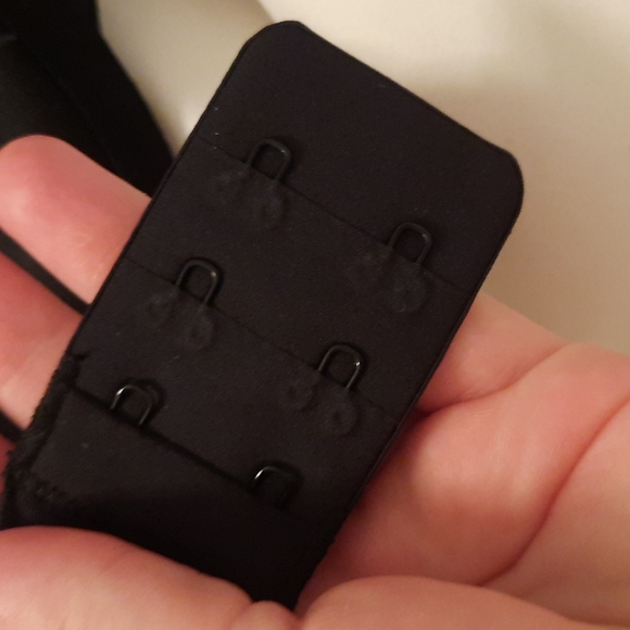 SKIMS Fits Everybody T-Shirt Push Up Bra - Picture 4 of 6